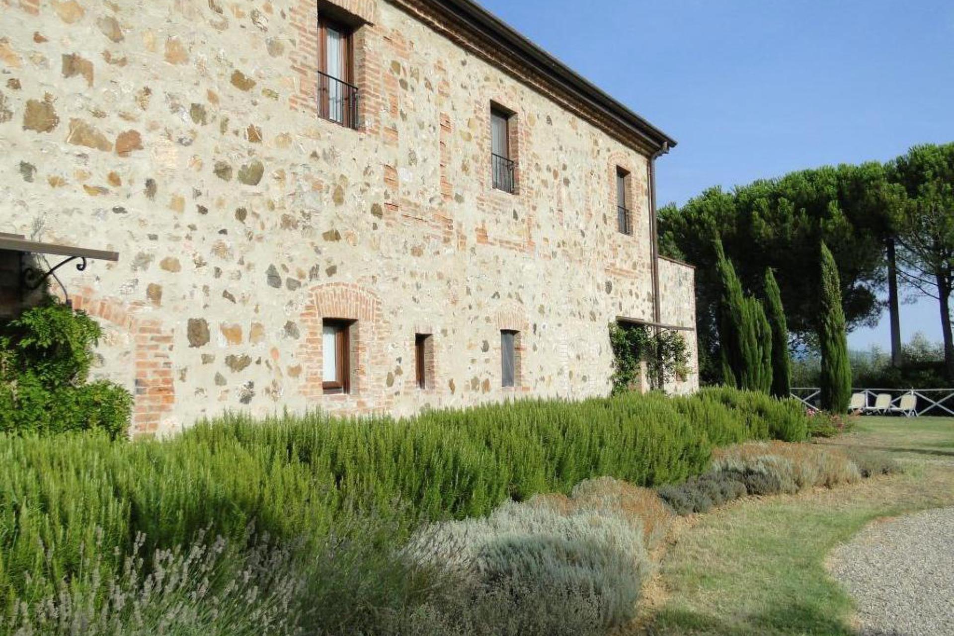 Agriturismo Tuscany Agriturismo between vineyards south of Siena