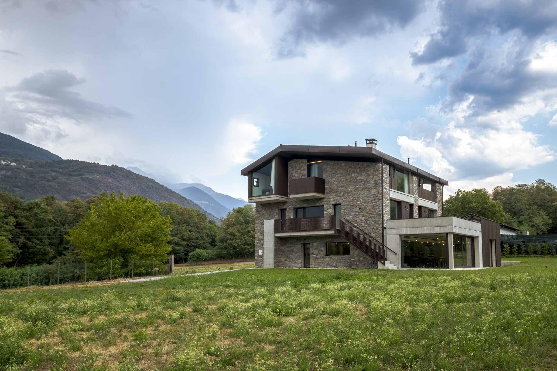 Agriturismo Lake Como and Lake Garda Ideally located agriturismo between the Alps and Lake Como