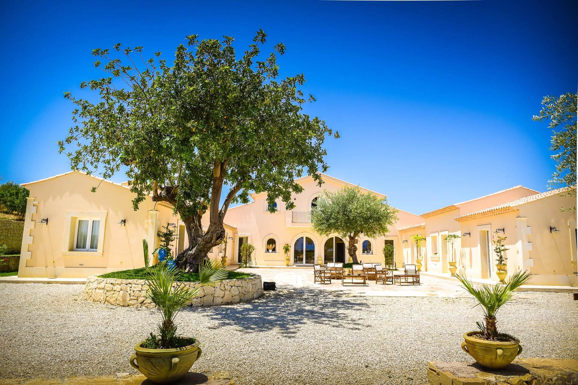 Agriturismo Sicily Superb agriturismo with a view of Noto and near the sea