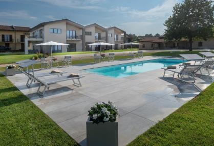 Agriturismo met kamers met balkon en uitzicht op de wijngaarden
