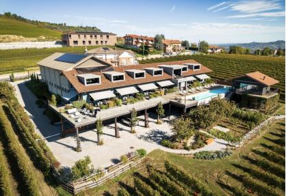 Moderne agriturismo in de Barolo-wijngaarden met infinitypool