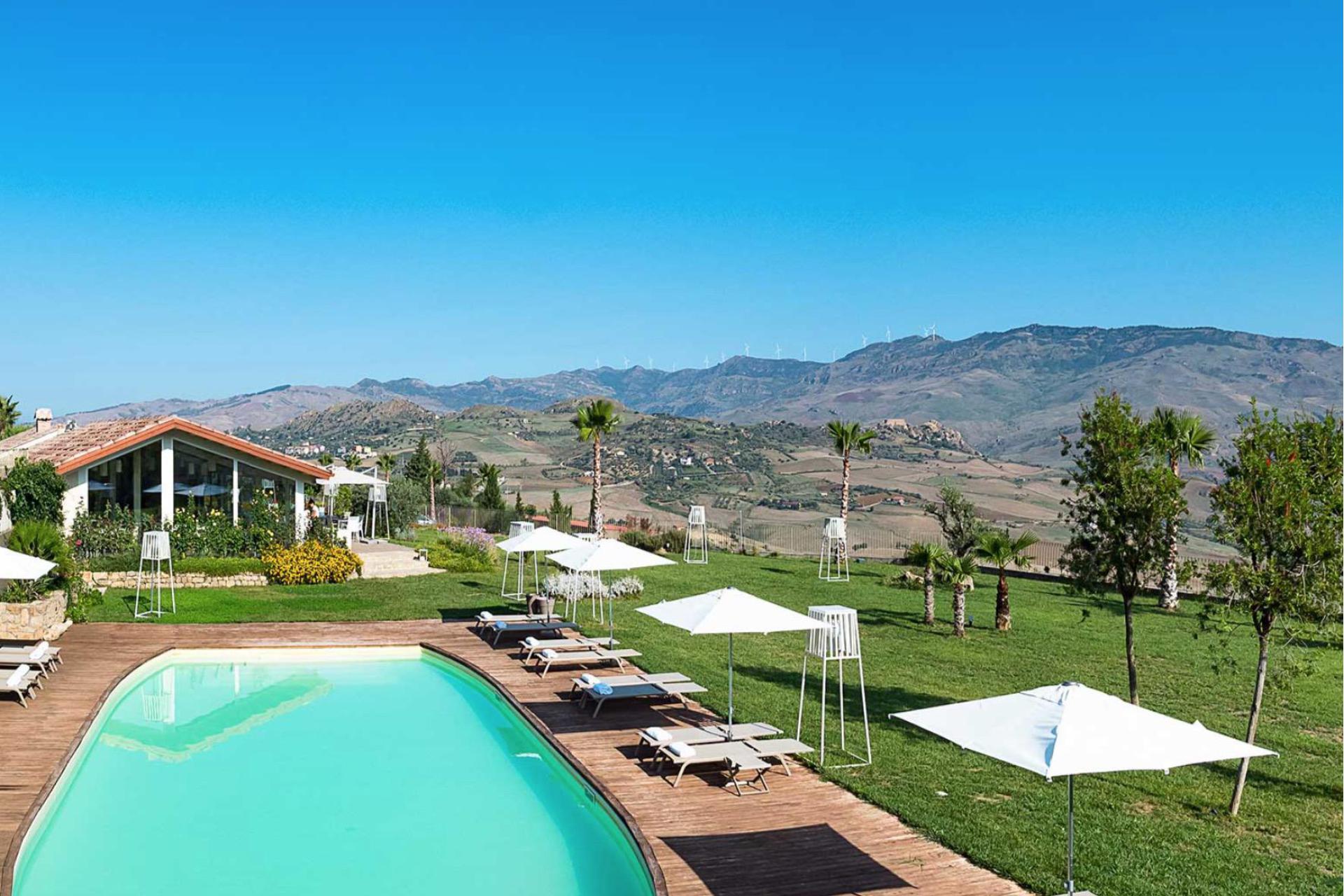 Agriturismo with views of the Etna