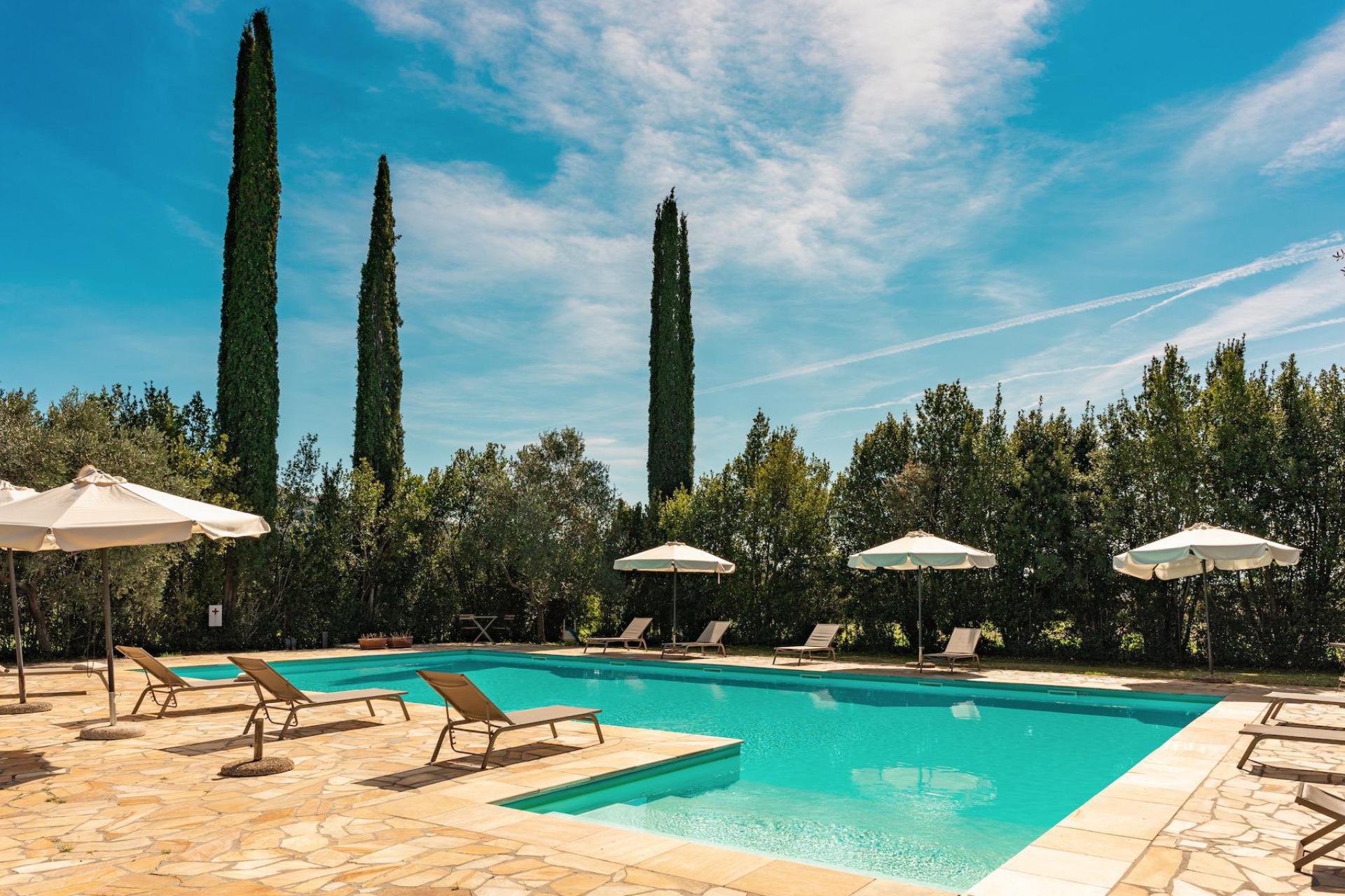 Luxe agriturismo in Toscane nabij zee met zwembaden, restaurant en ontbijt