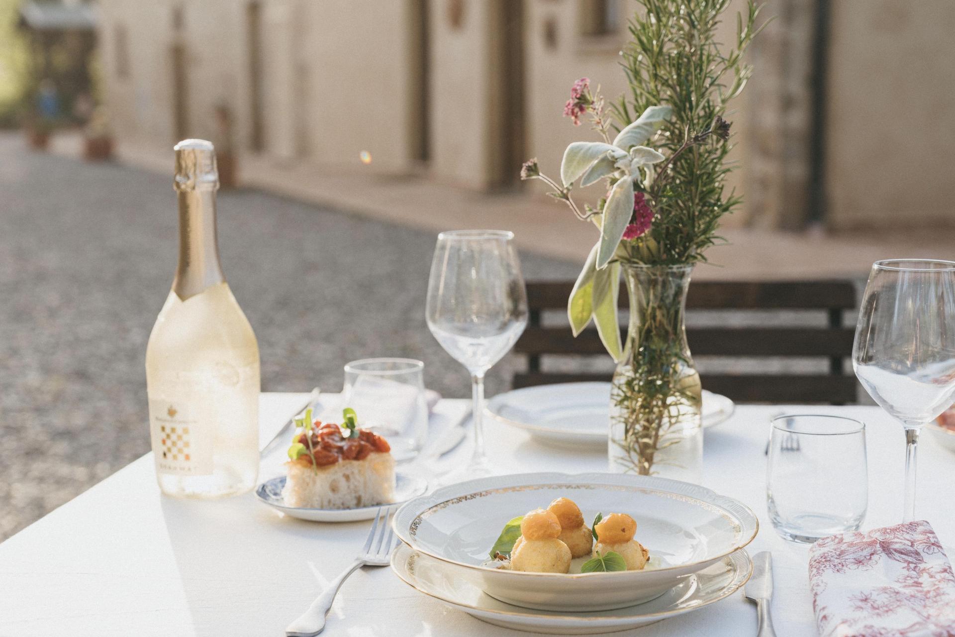 A small borgo with restaurant in the heart of Tuscany