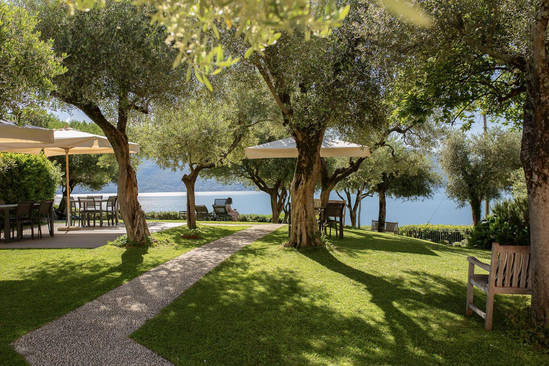 Agriturismo next to golf course overlooking Lake Garda