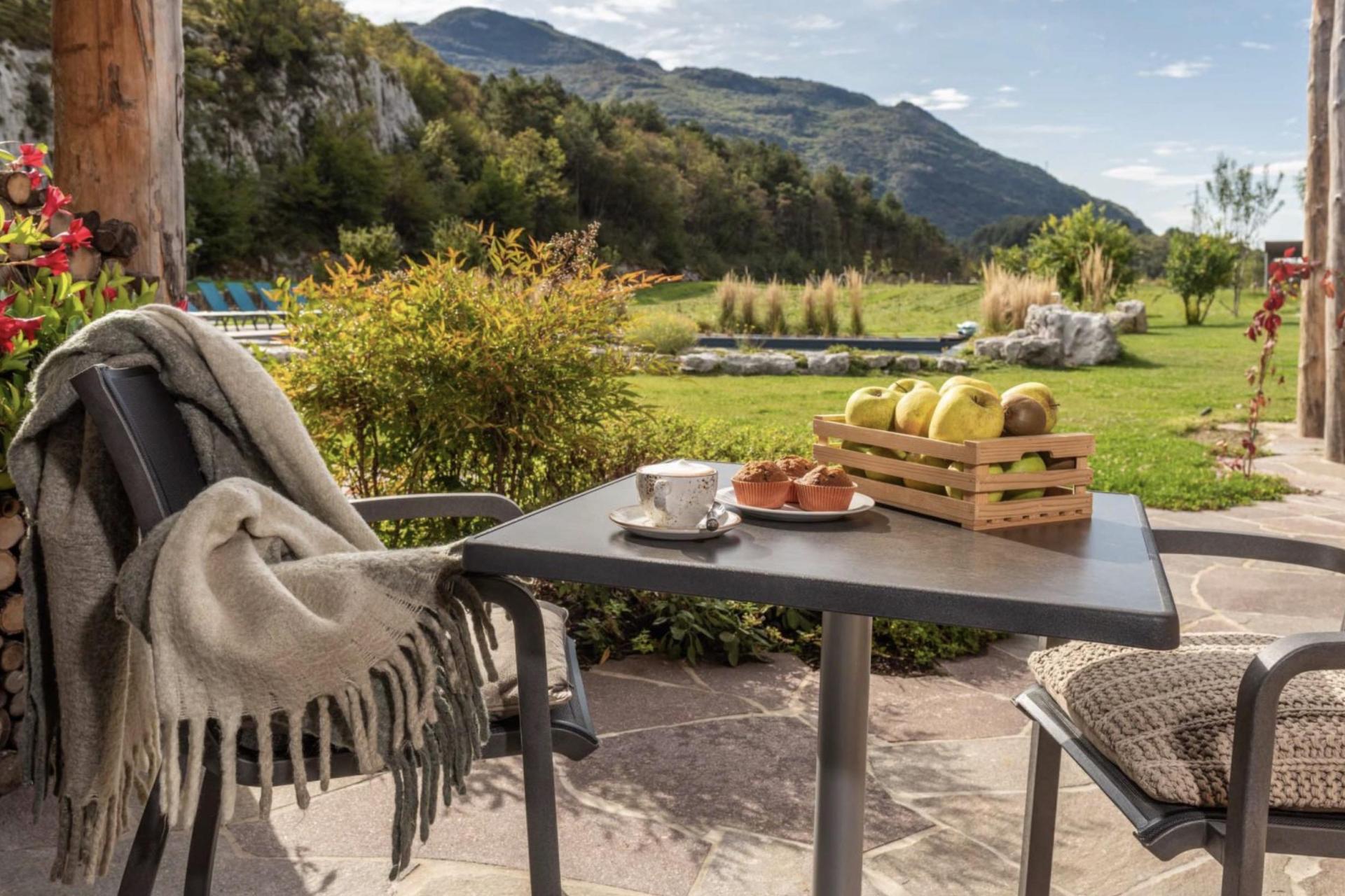 Organic apple-agriturismo in the lake valley of Trentino