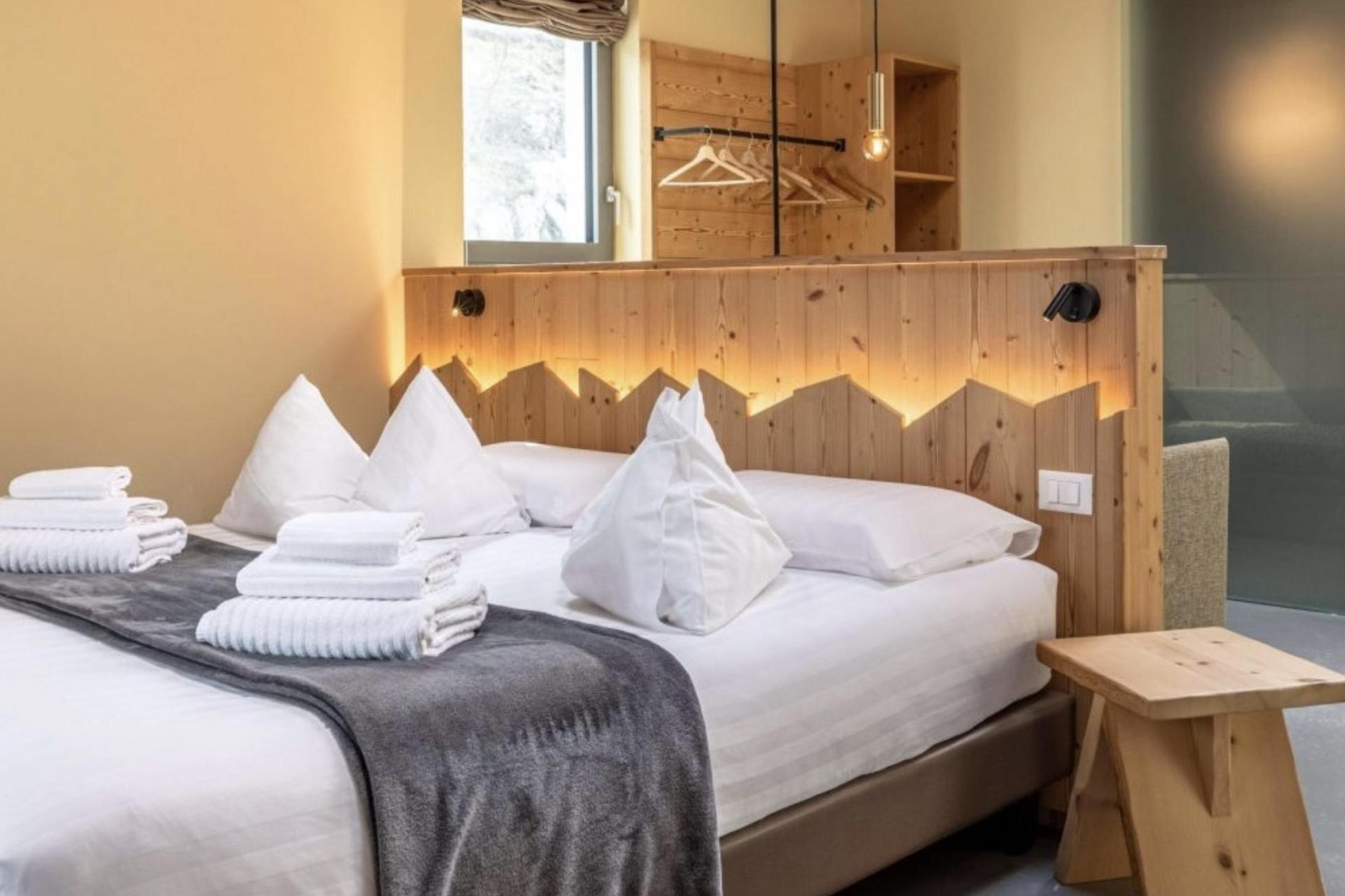 Organic apple-agriturismo in the lake valley of Trentino