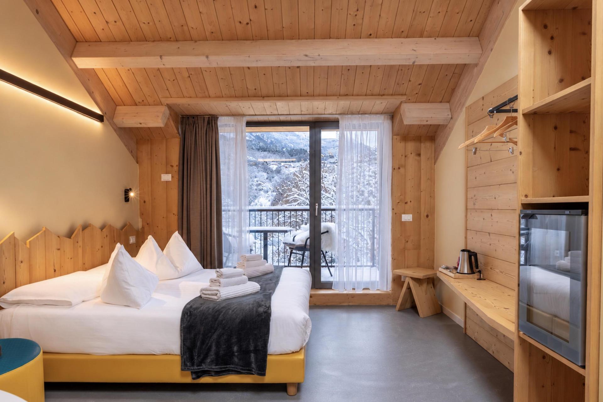 Organic apple-agriturismo in the lake valley of Trentino
