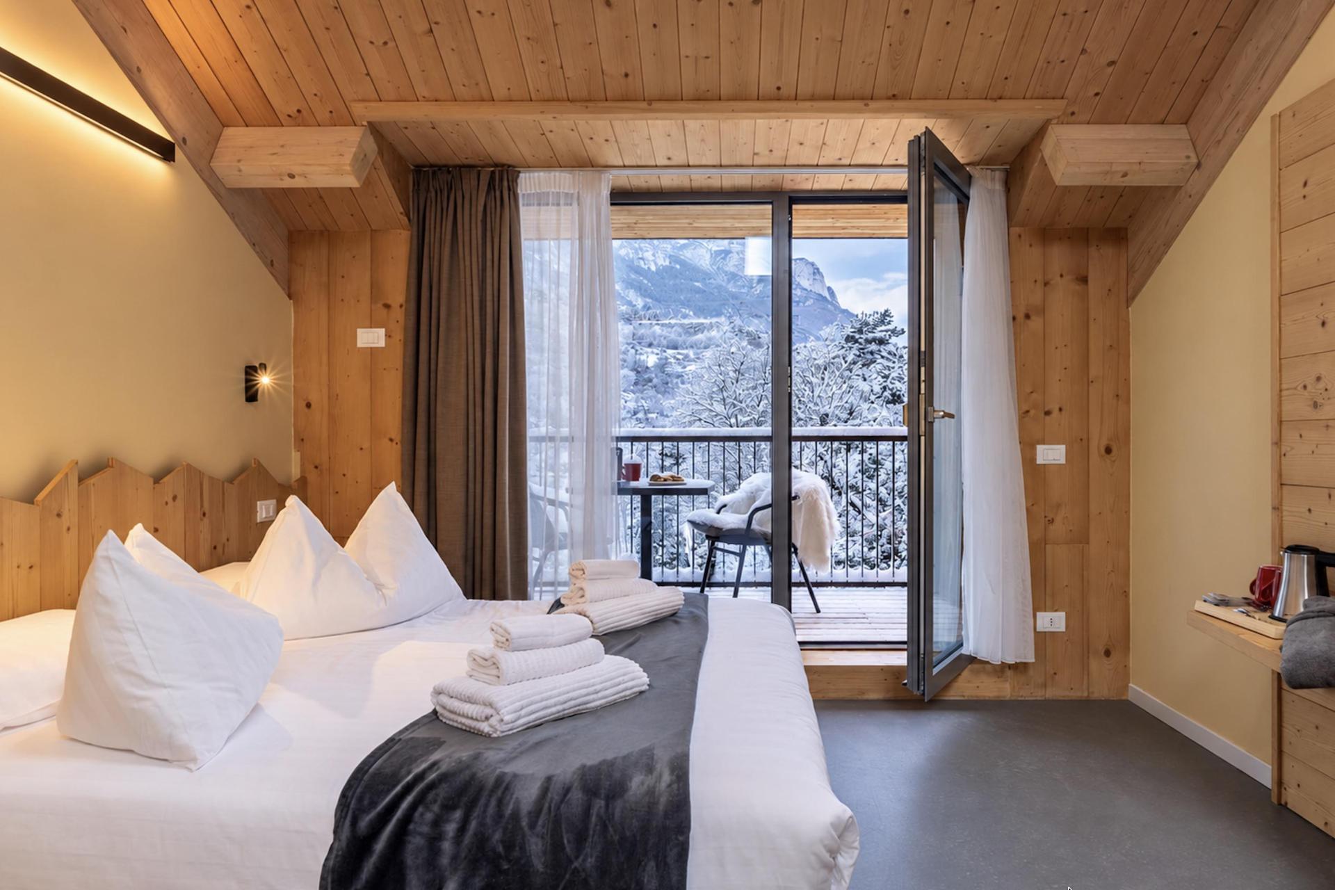 Organic apple-agriturismo in the lake valley of Trentino