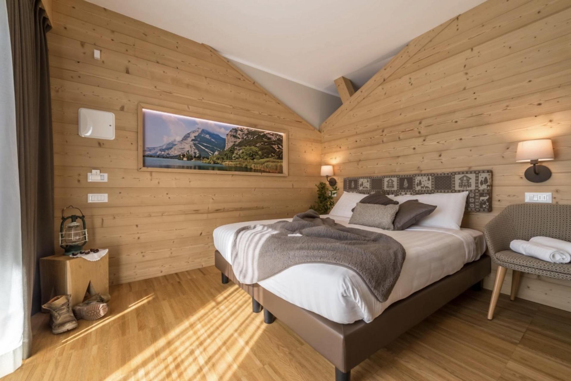 Organic apple-agriturismo in the lake valley of Trentino