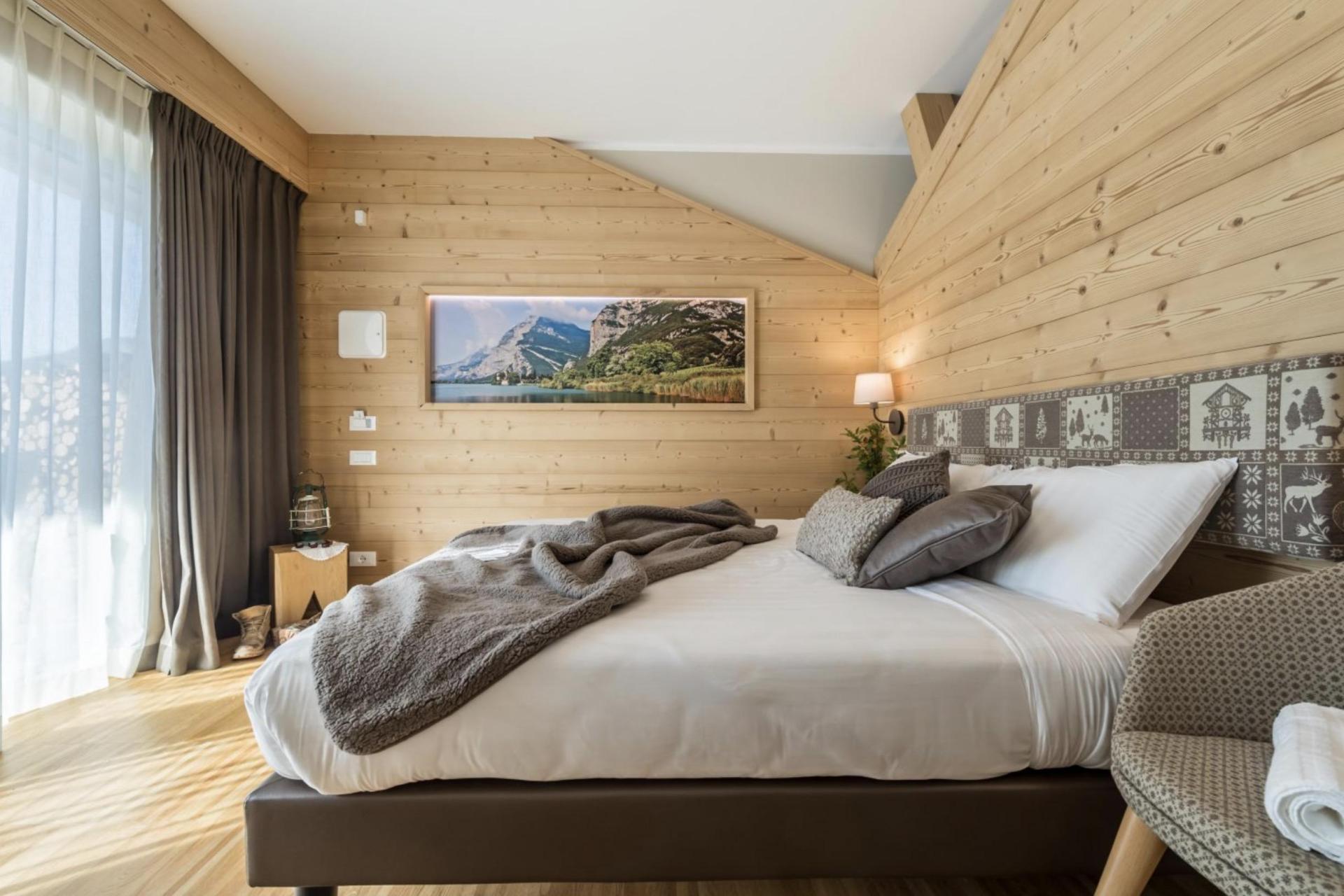 Organic apple-agriturismo in the lake valley of Trentino