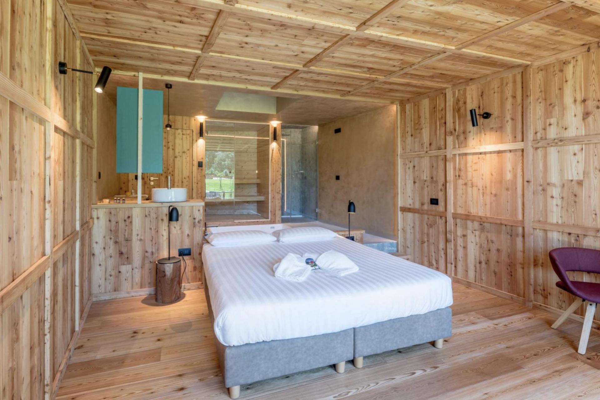 Organic apple-agriturismo in the lake valley of Trentino