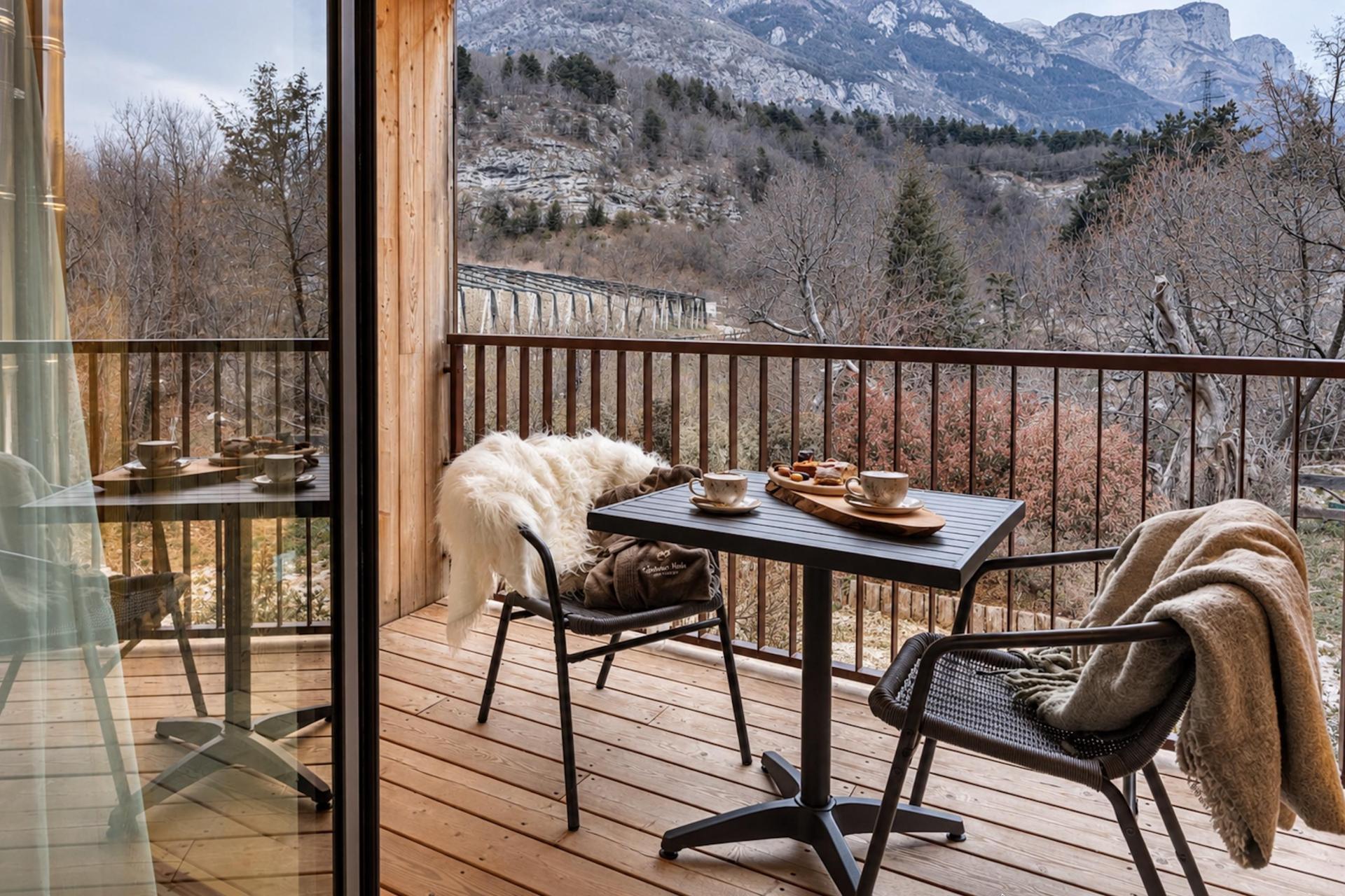 Organic apple-agriturismo in the lake valley of Trentino