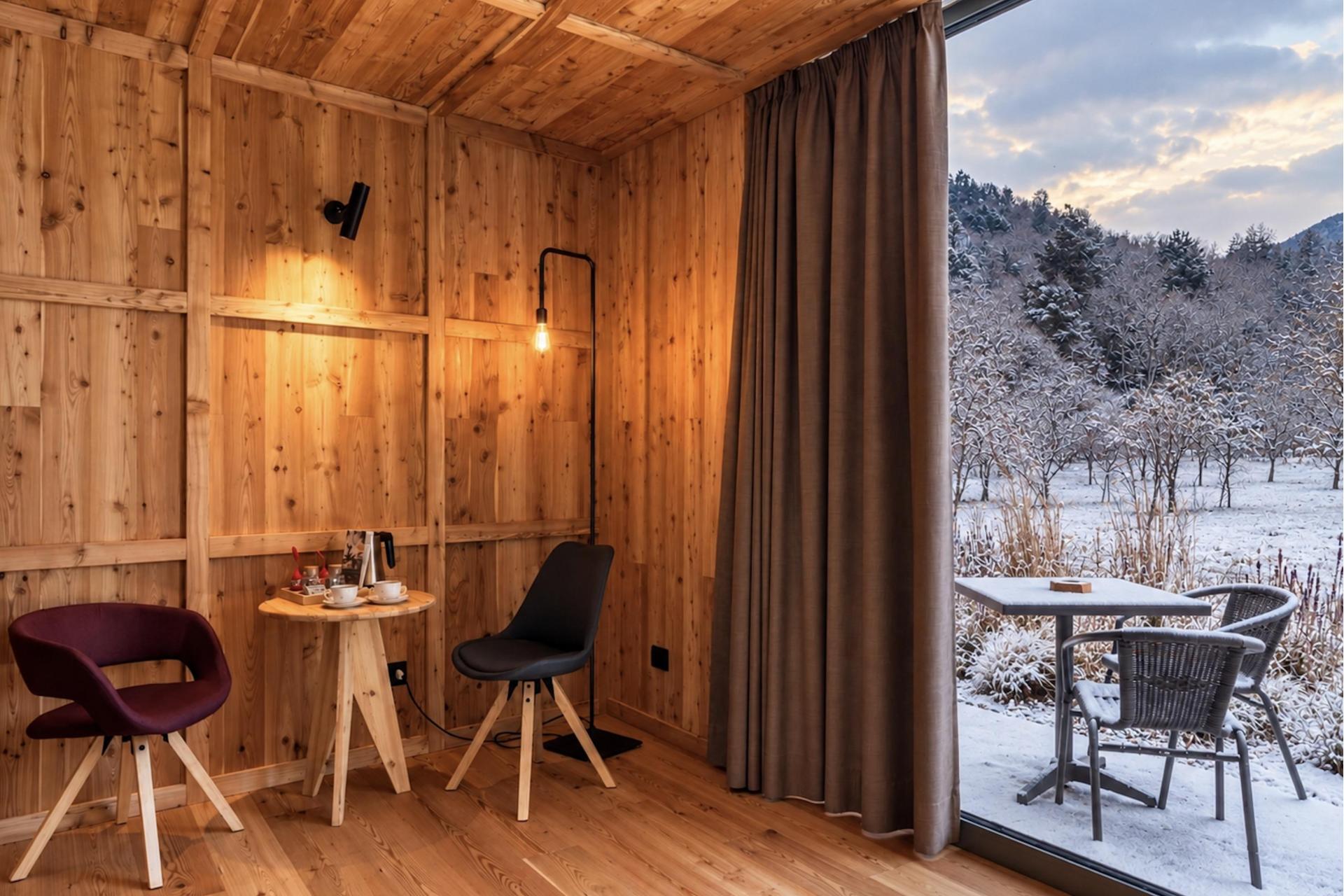 Organic apple-agriturismo in the lake valley of Trentino
