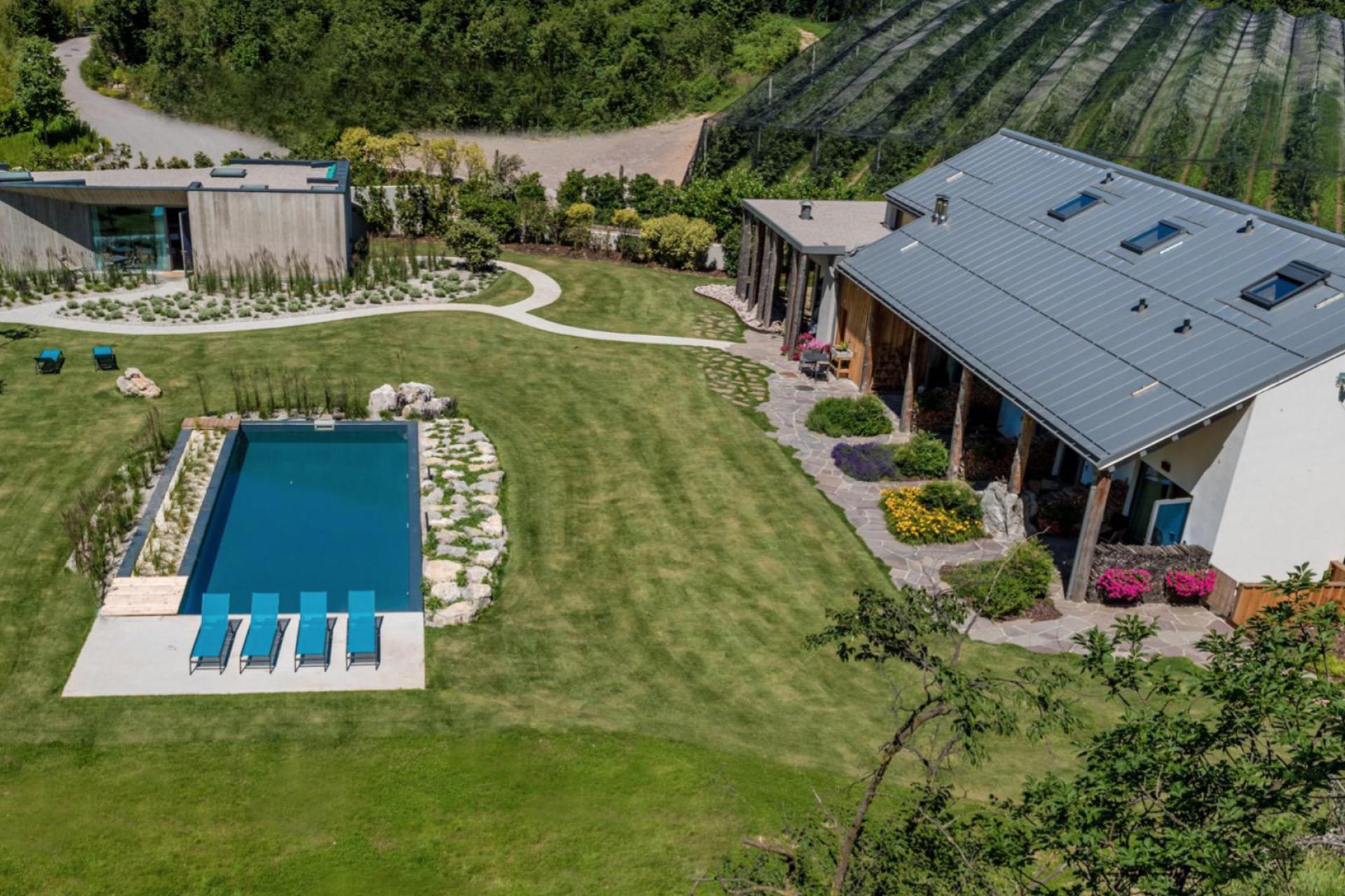 Biologische appel-agriturismo in de merenvallei van Trentino