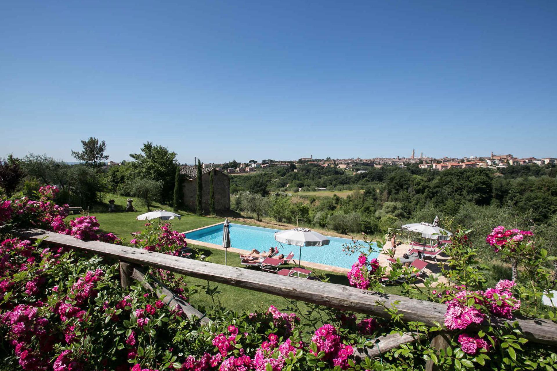 Knusse agriturismo met panoramisch zwembad