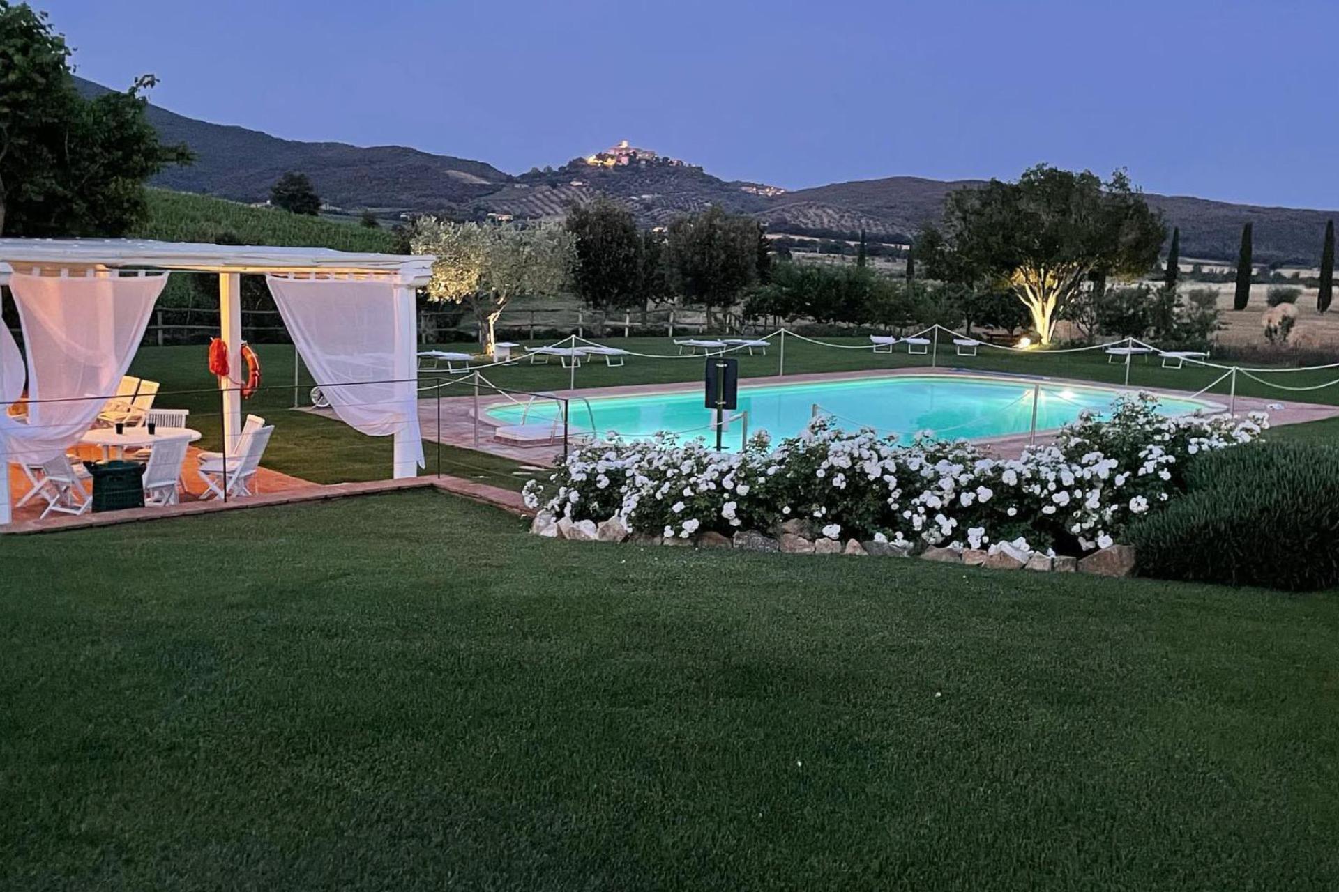 Romantische agriturismo Toscane in de heuvels bij zee