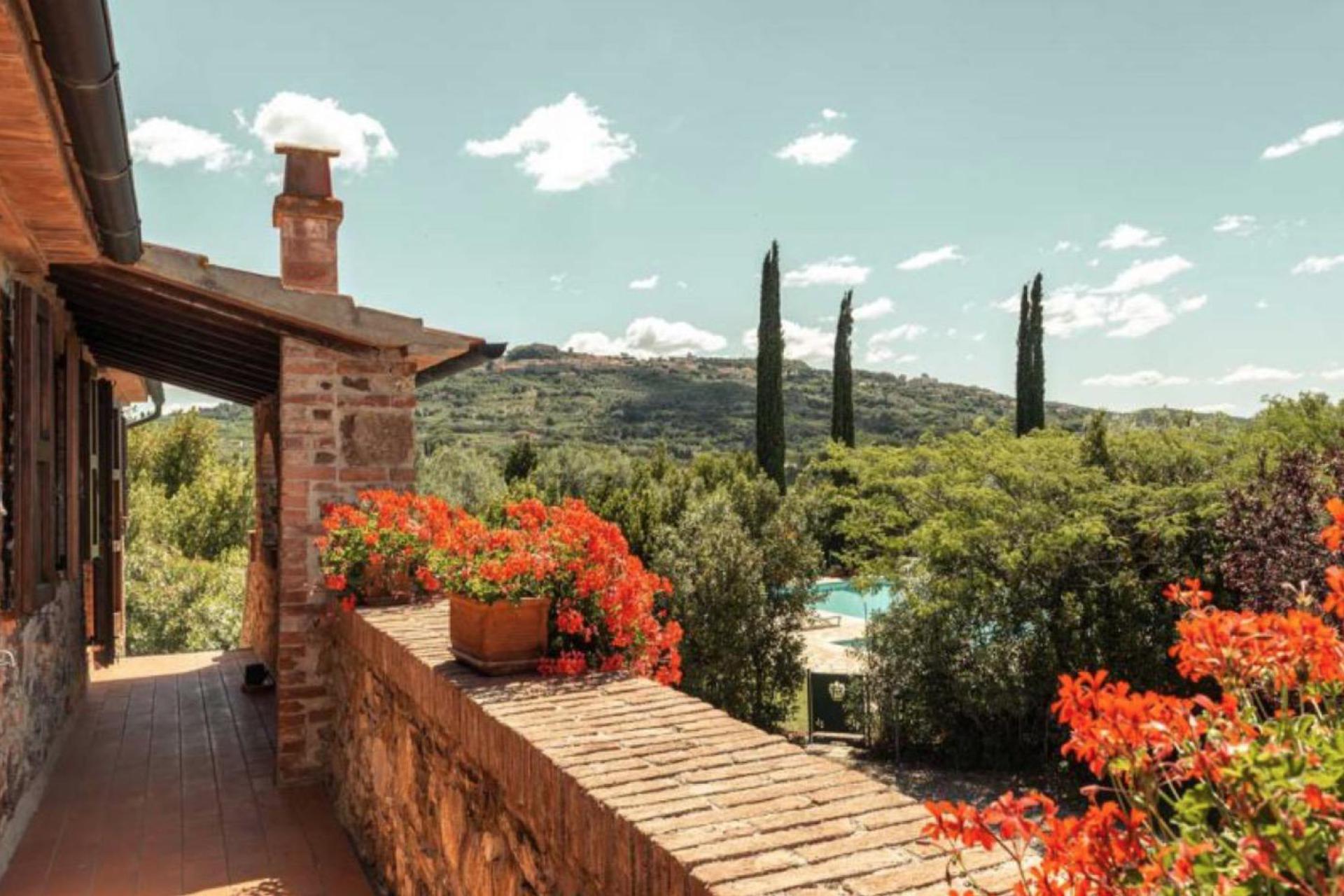 Luxe agriturismo in Toscane nabij zee met zwembaden, restaurant en ontbijt