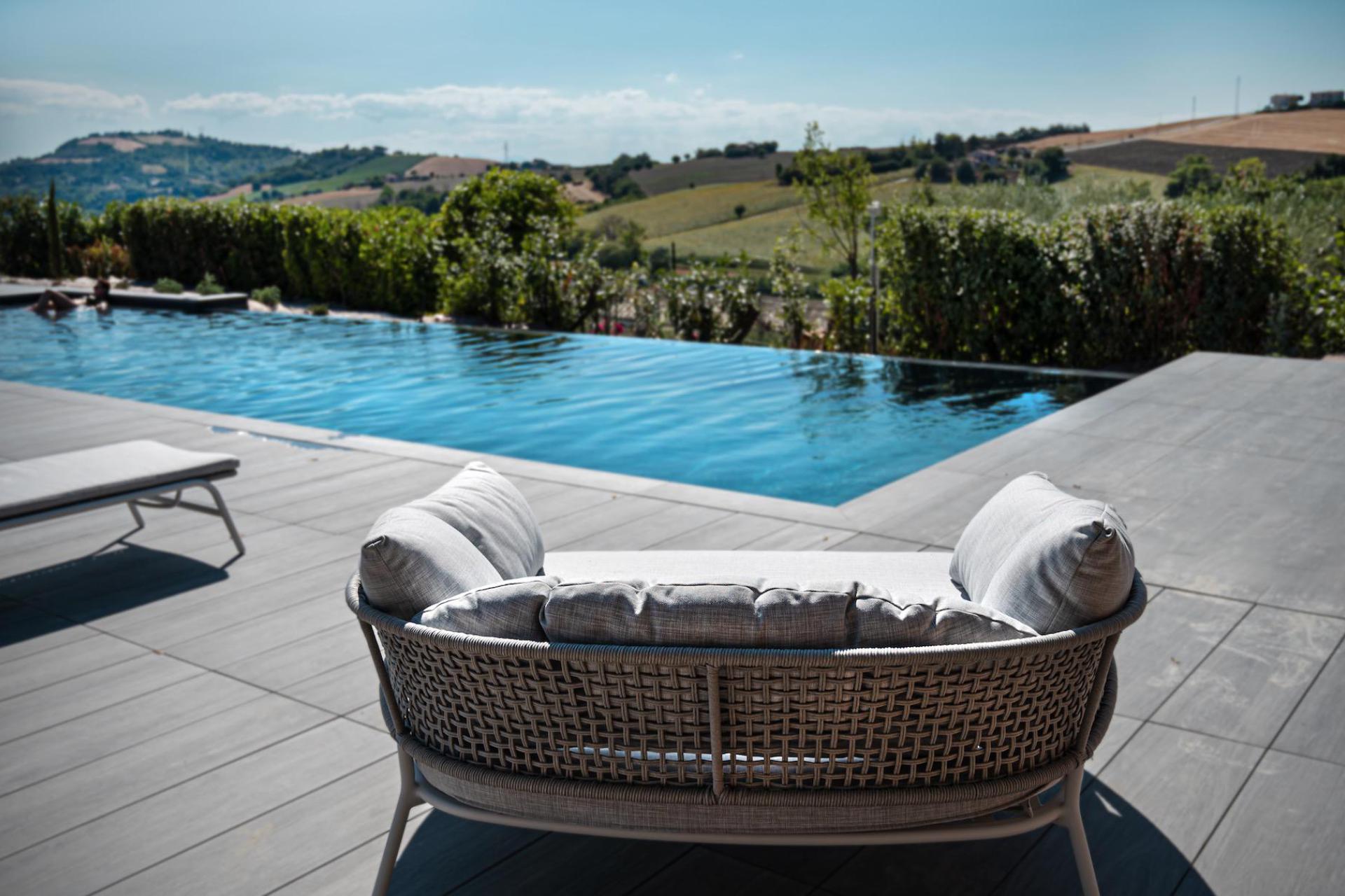 Leuke agriturismo le Marche met restaurant in olijfgaard