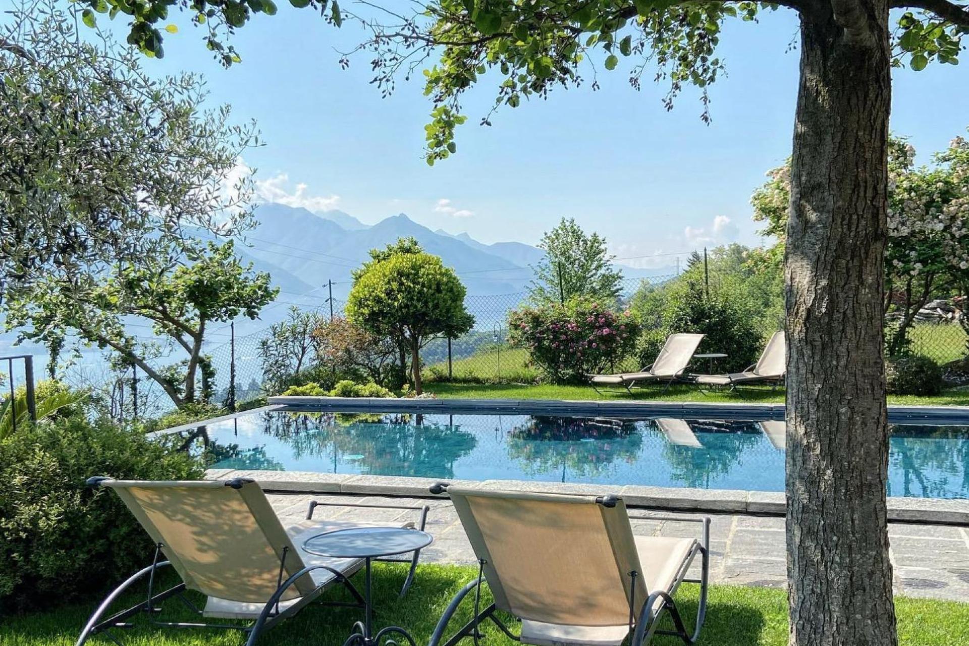 Luxe agriturismo met zwembad en uitzicht op Comomeer!