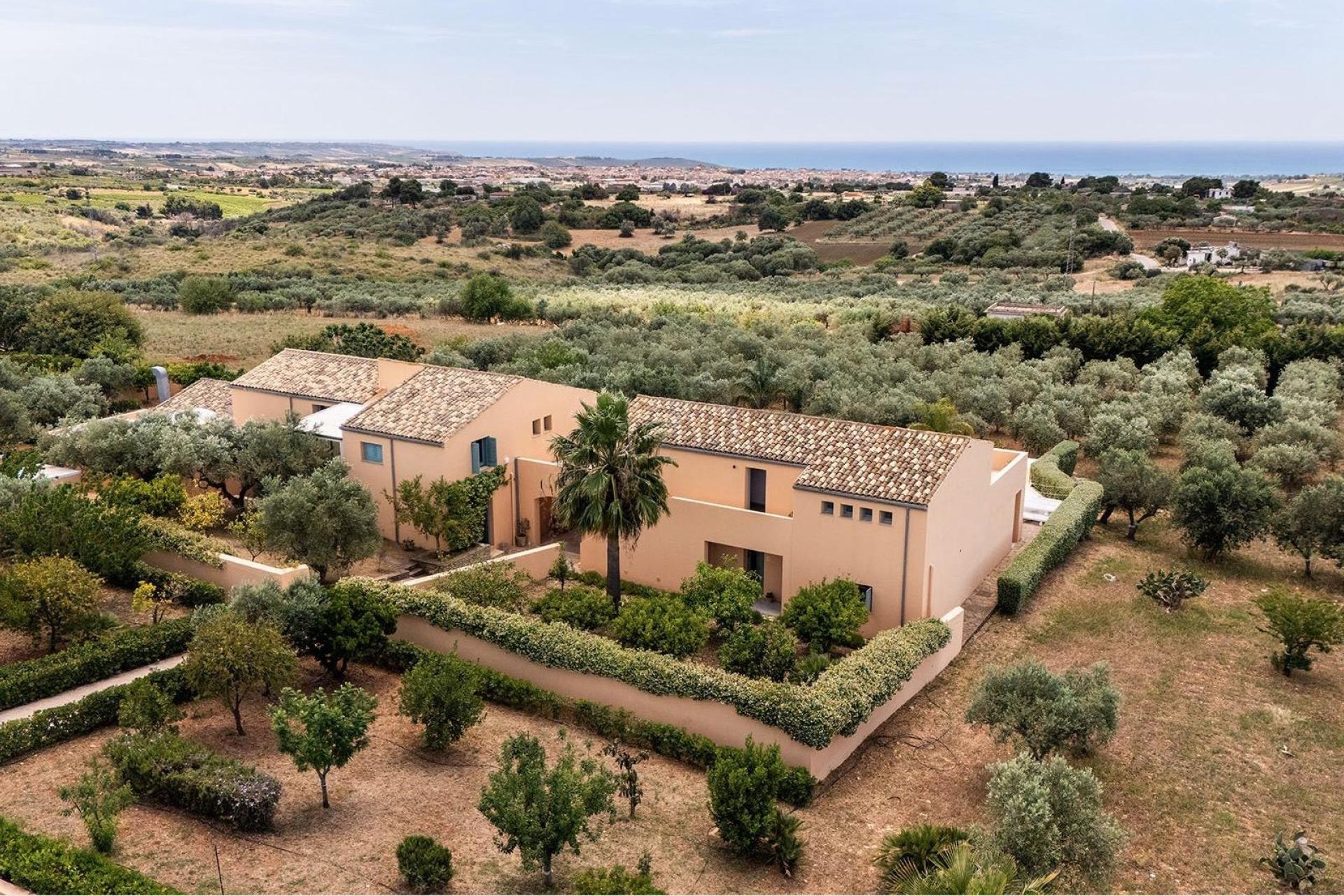 Gemoedelijke agriturismo met restaurant op Sicilië, vlakbij zee