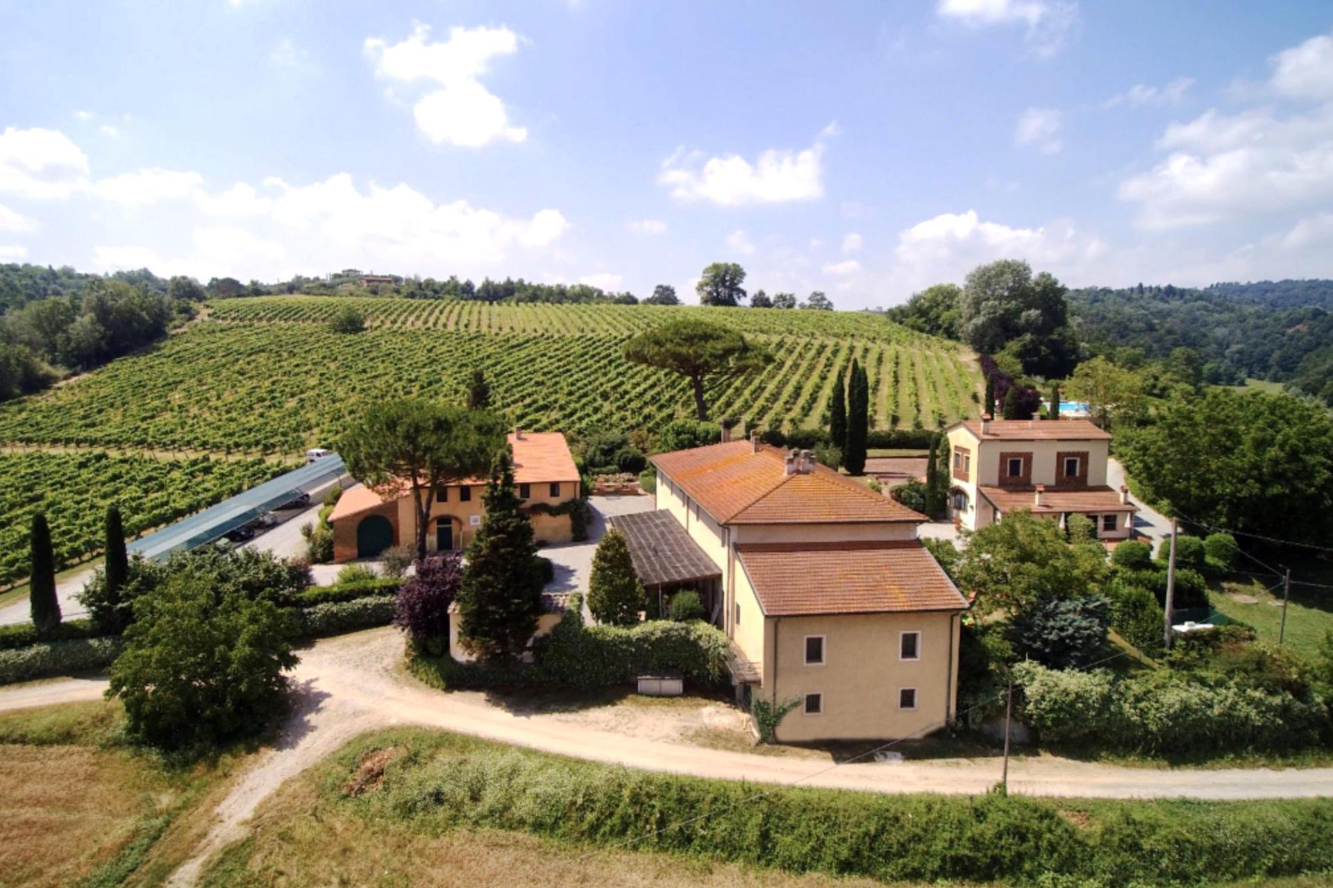 Familie agriturismo met groot zwembad en peuterbadje