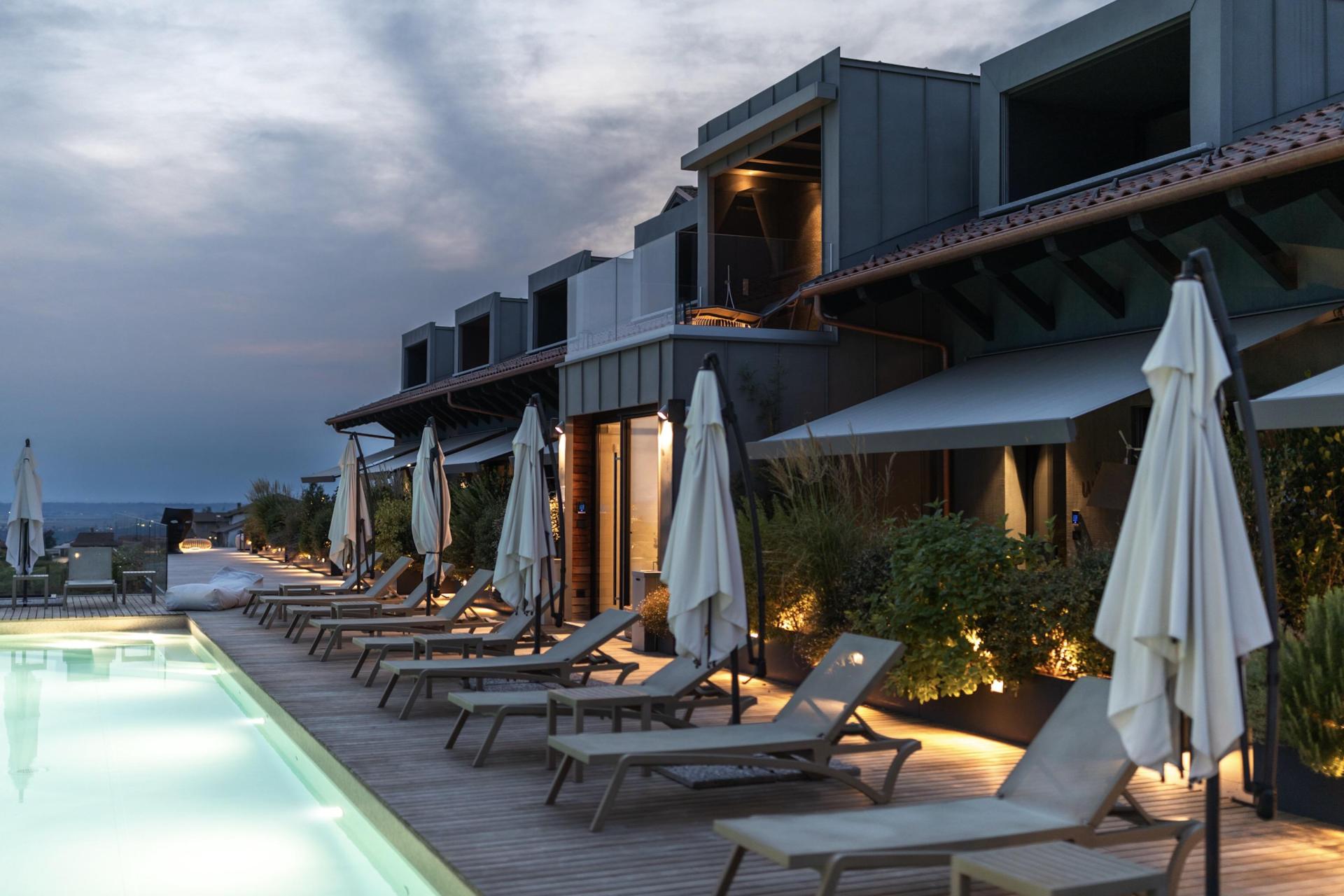 Moderne agriturismo in de Barolo-wijngaarden met infinitypool