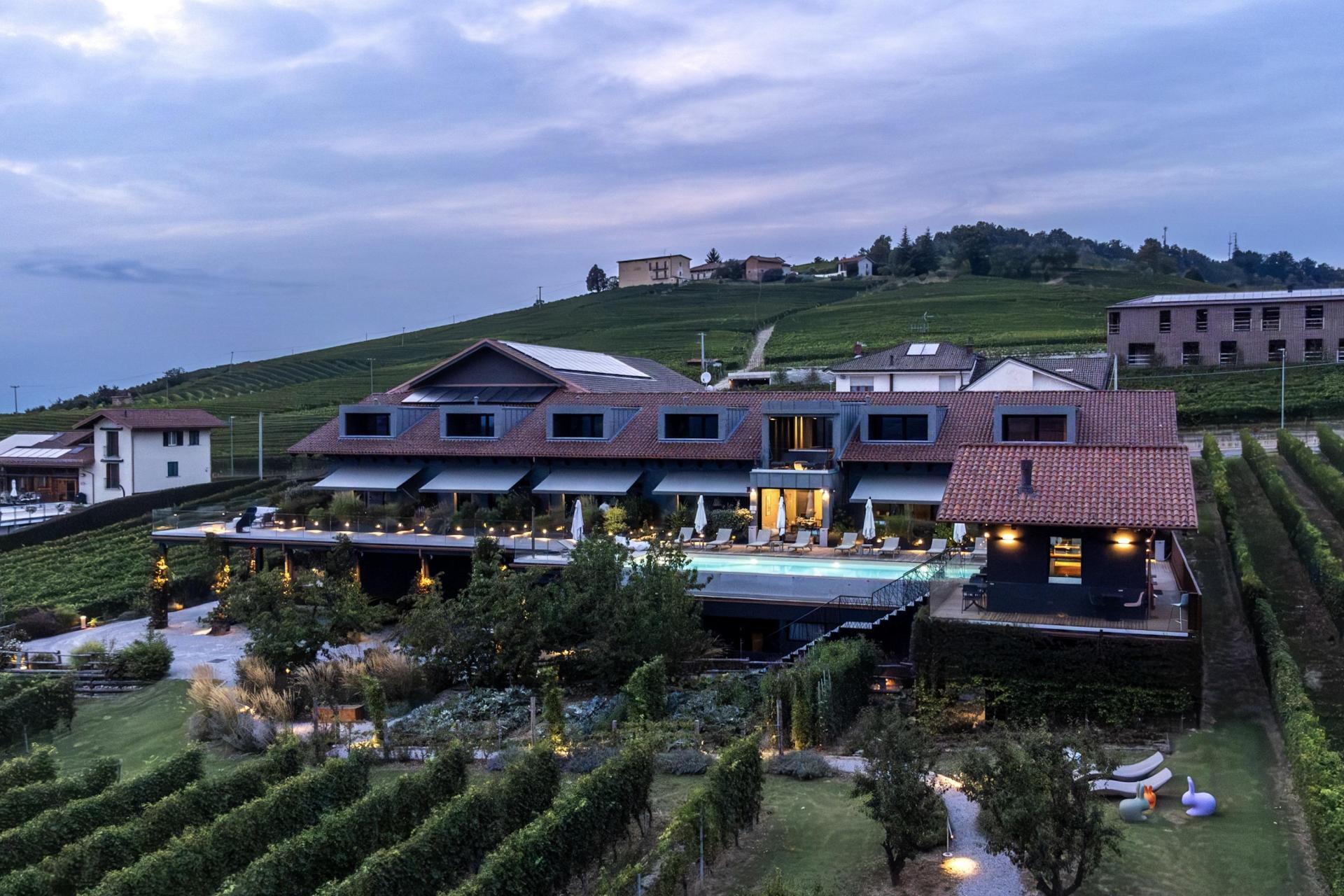 Moderne agriturismo in de Barolo-wijngaarden met infinitypool