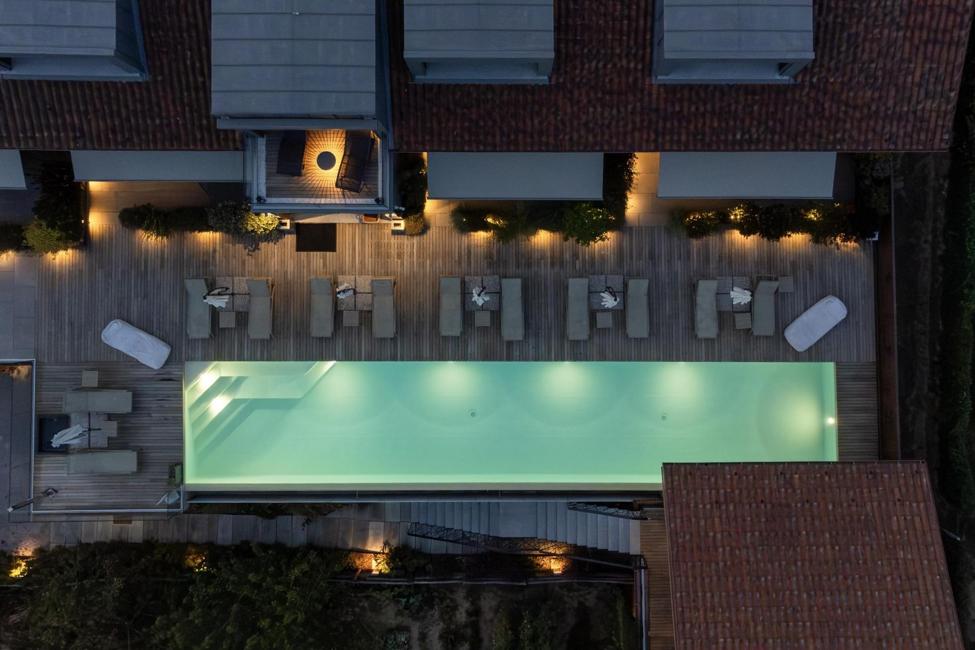 Moderne agriturismo in de Barolo-wijngaarden met infinitypool