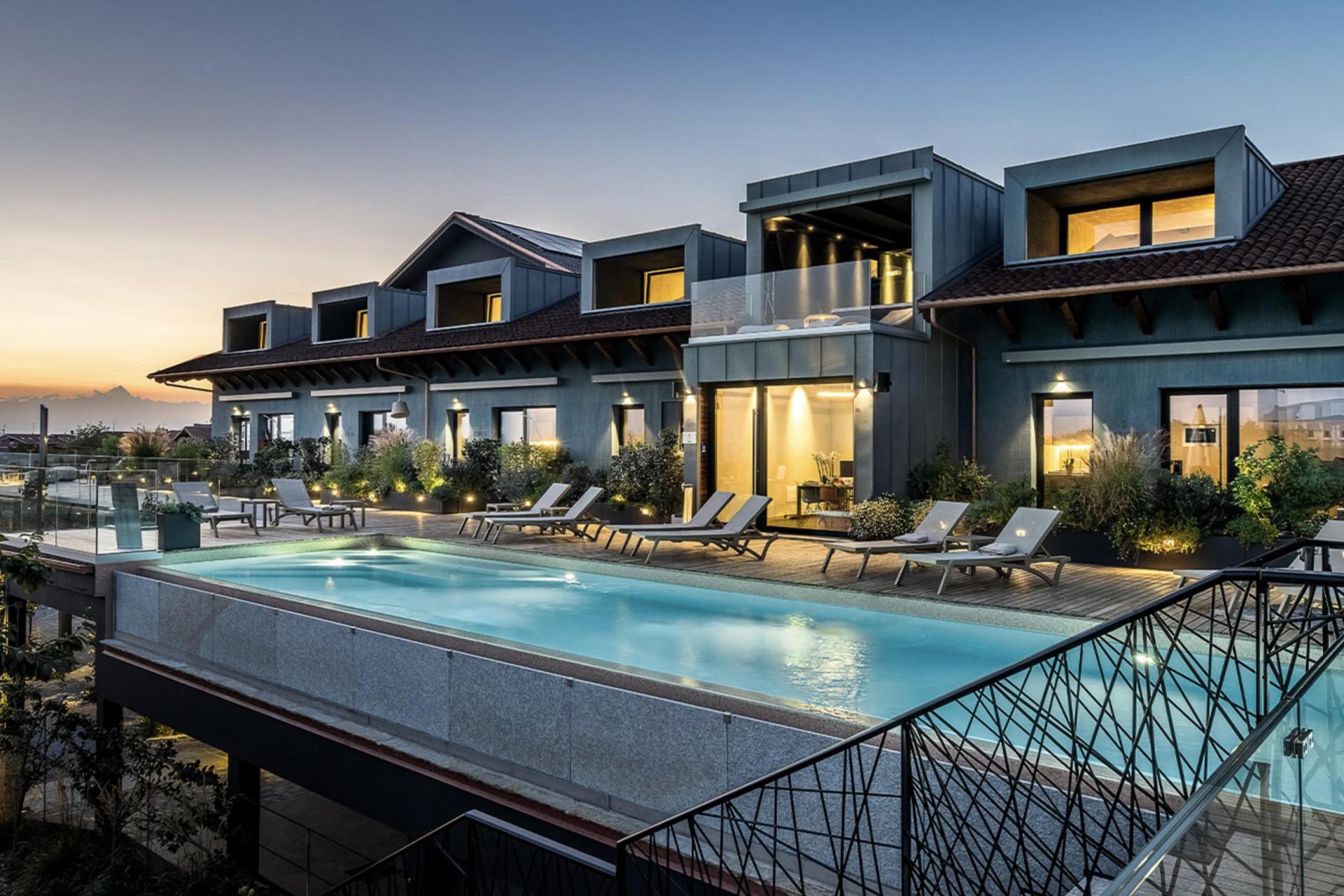 Moderne agriturismo in de Barolo-wijngaarden met infinitypool