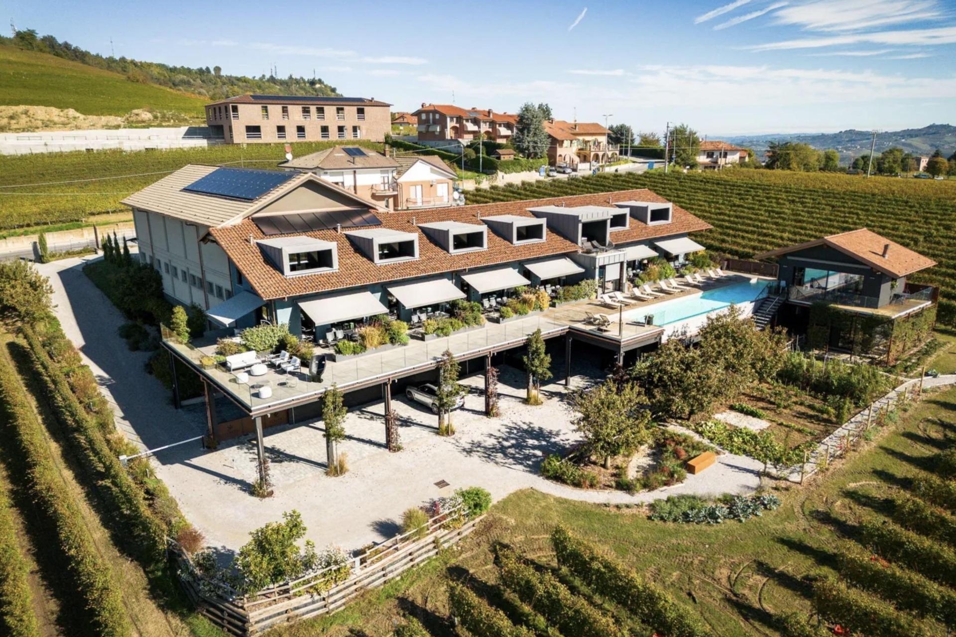 Moderne agriturismo in de Barolo-wijngaarden met infinitypool