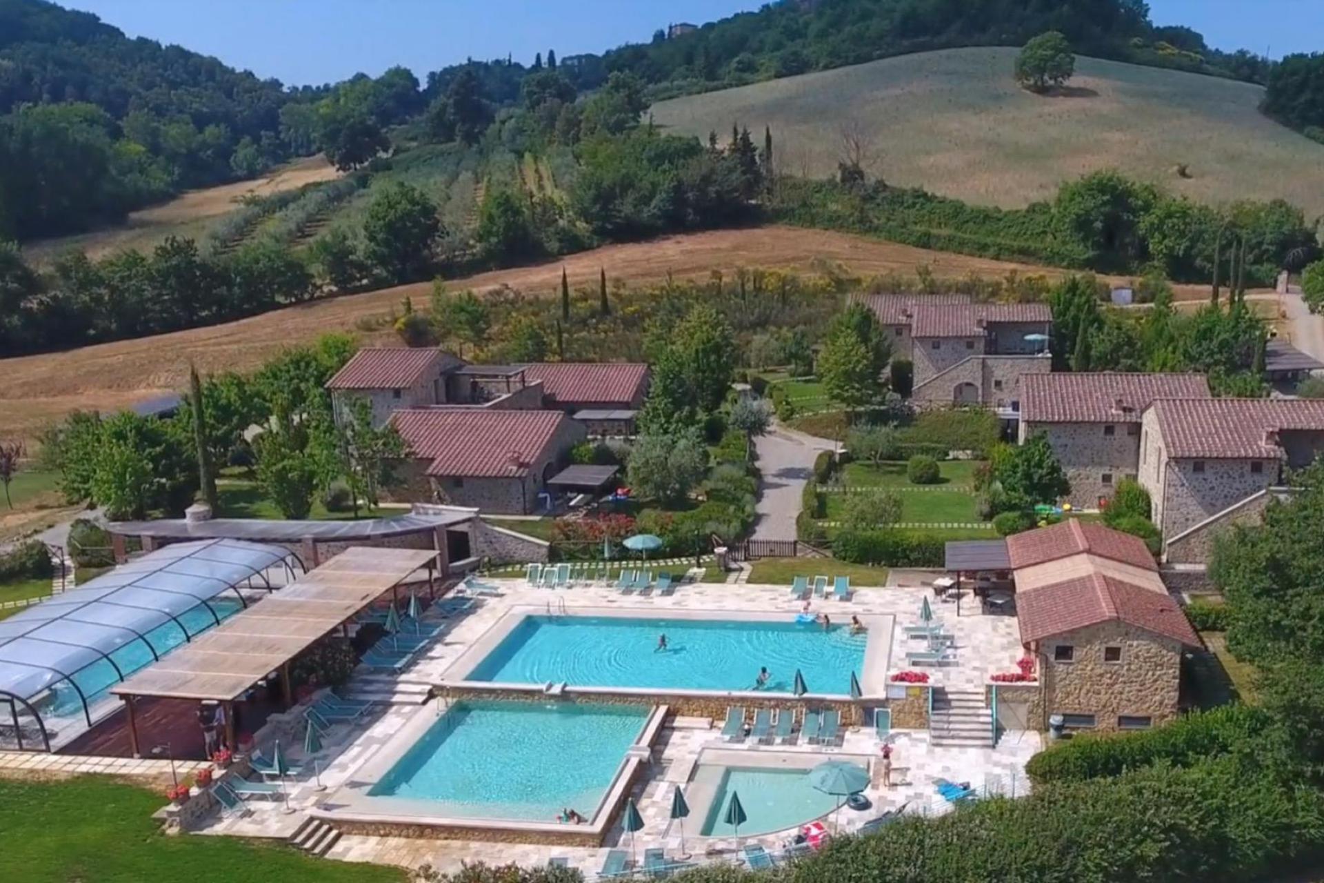 Toscaans country resort met 4 prachtige zwembaden