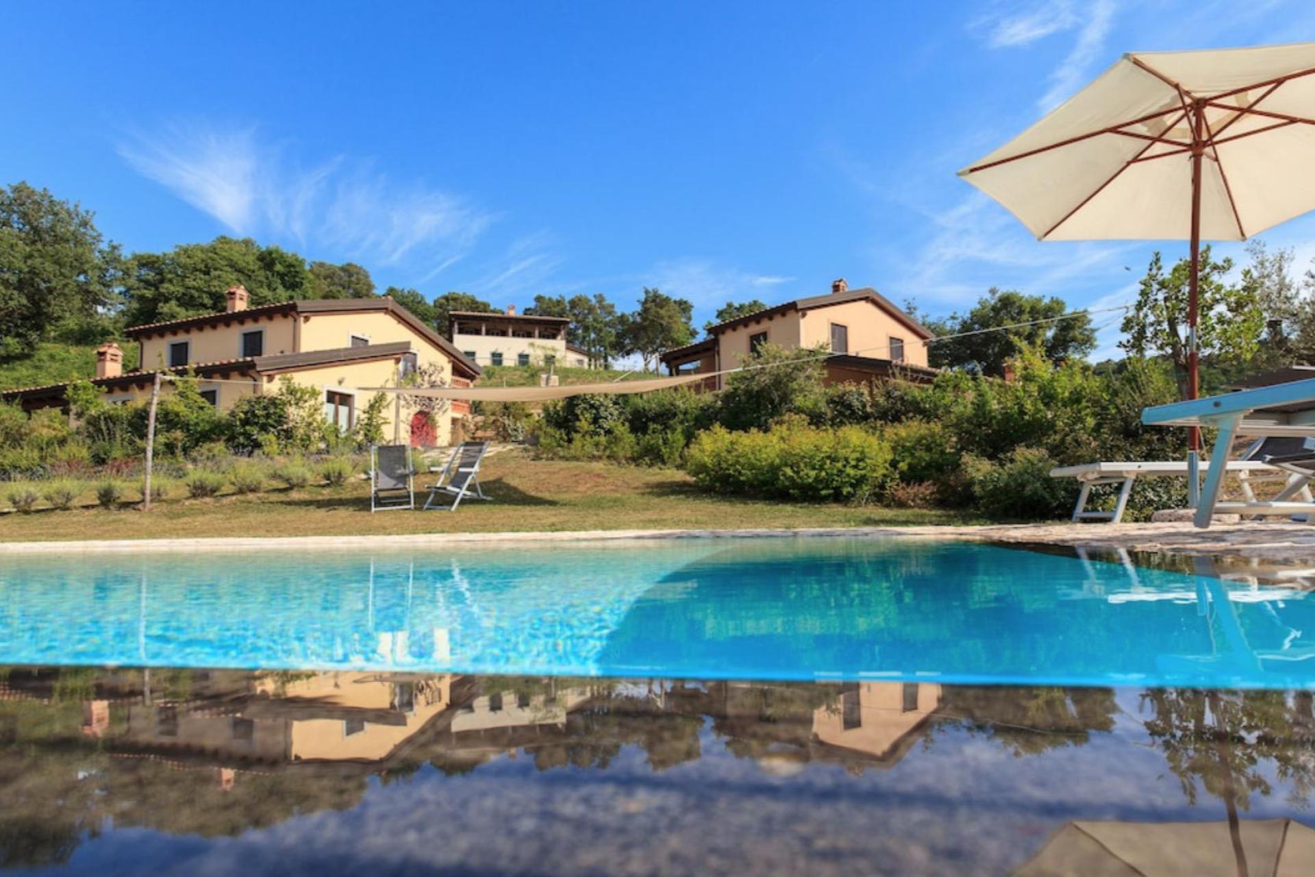 Agriturismo met luxe huizen op een heuvel in Toscane
