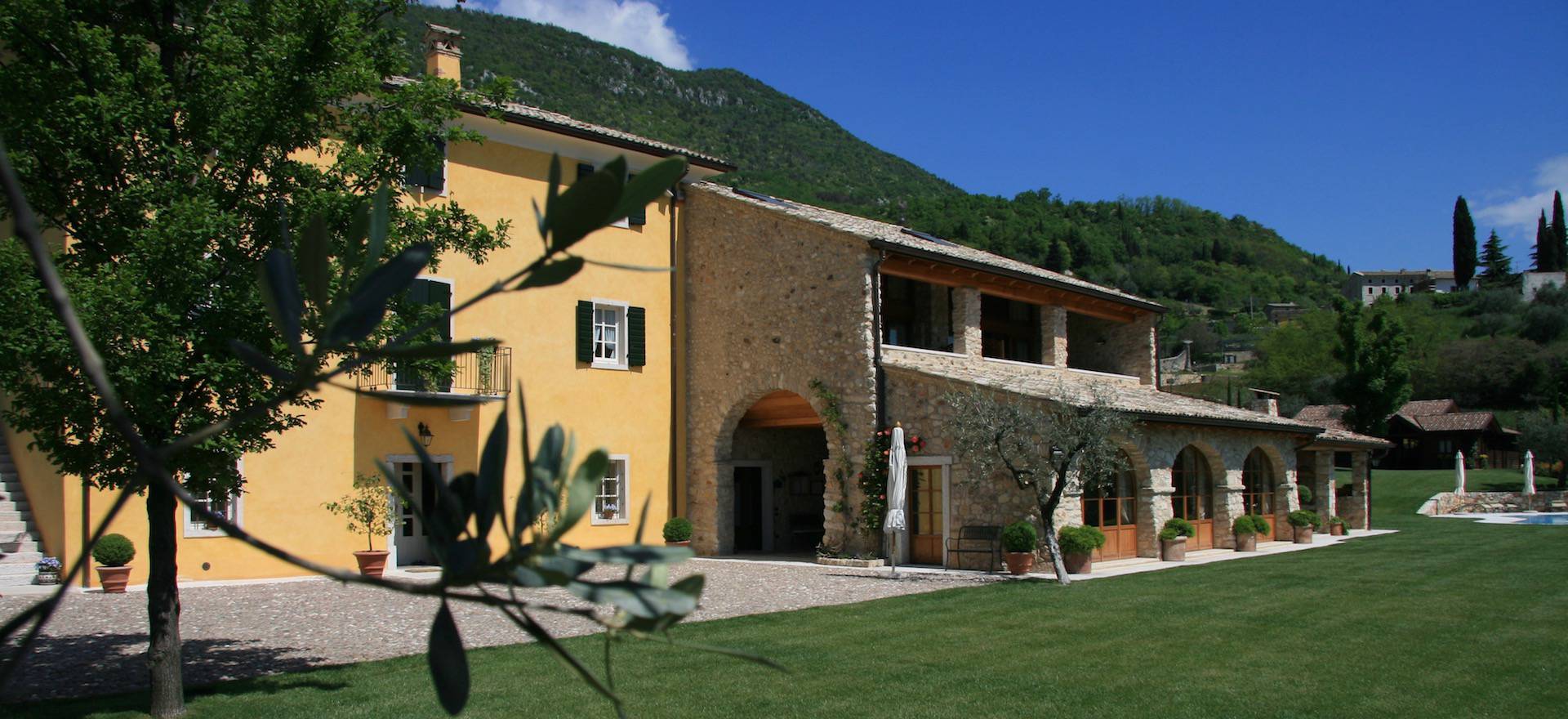 Agriturismo Lake Como and Lake Garda Agriturismo Lake Garda, lovely apartments with terrace