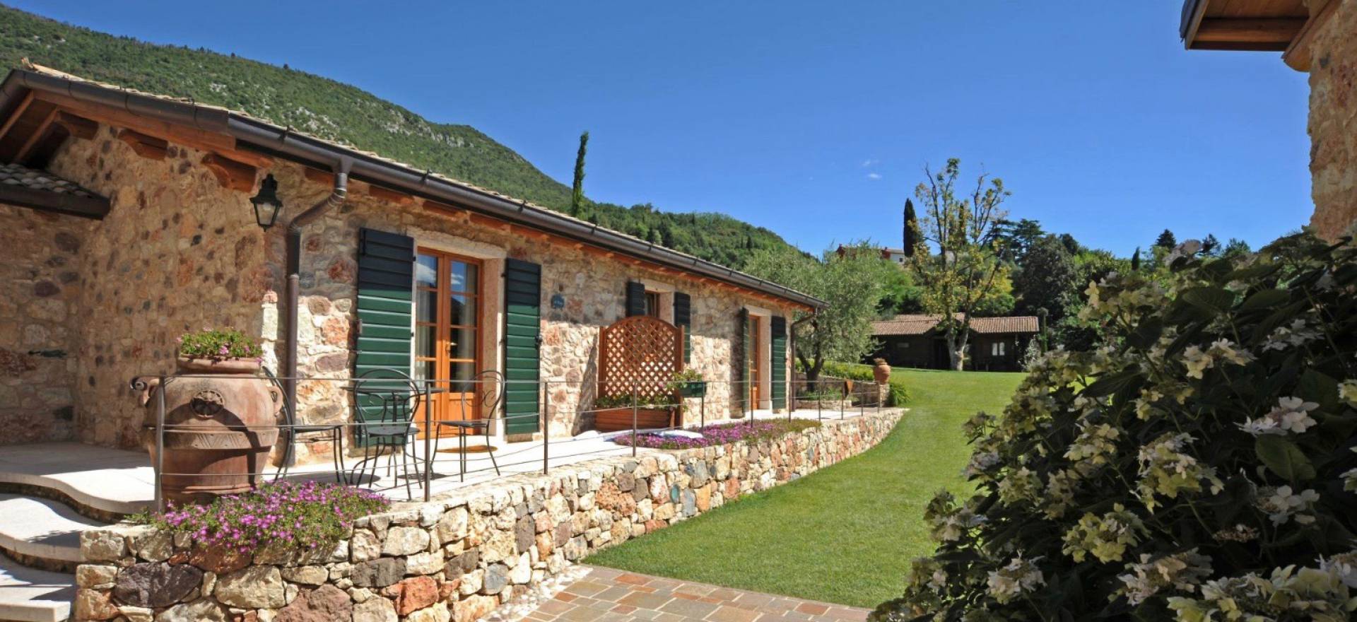 Agriturismo Lake Como and Lake Garda Agriturismo Lake Garda, lovely apartments with terrace