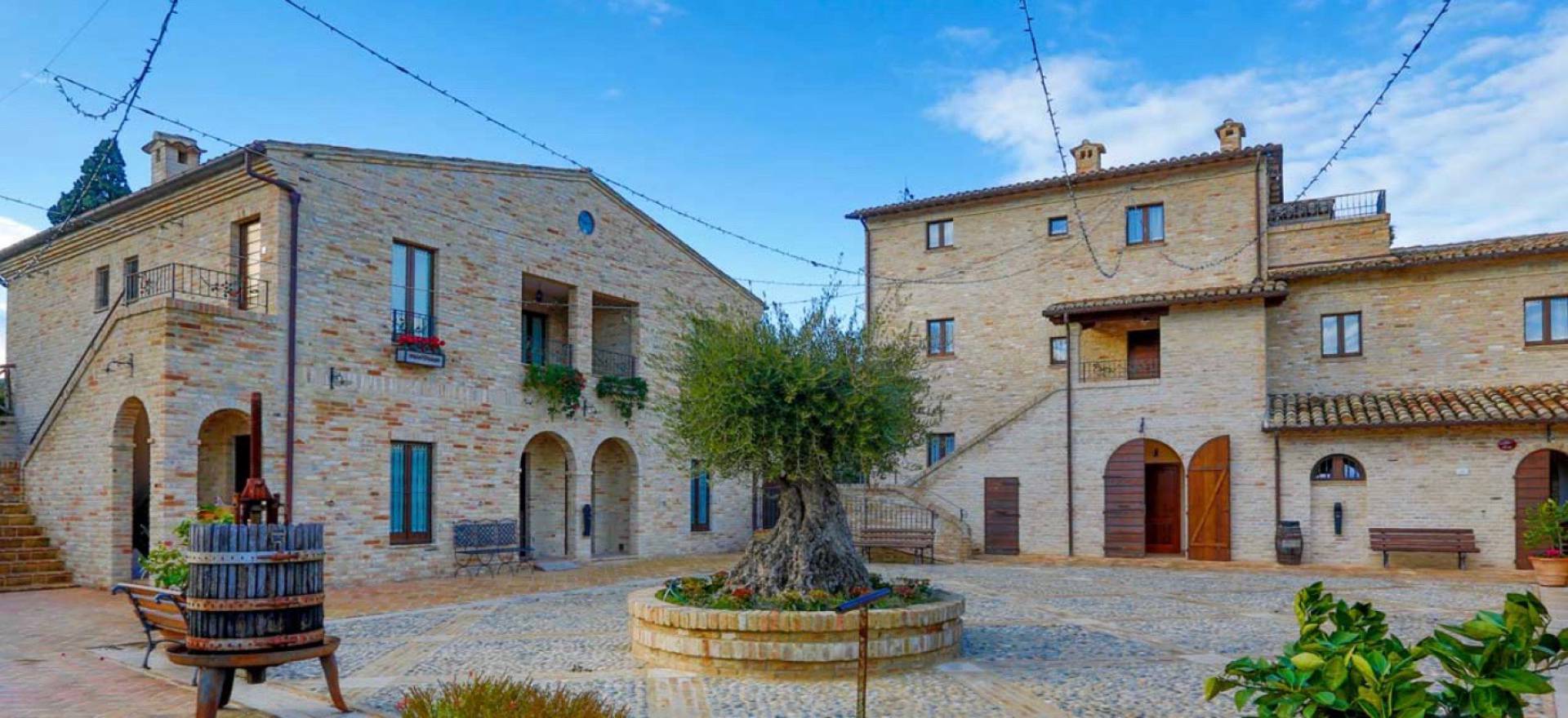 Agriturismo Marche Romantic agriturismo in le Marche with restaurant