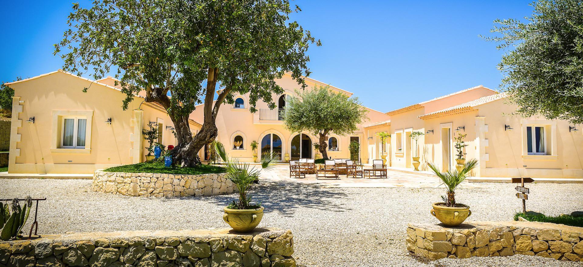 Agriturismo Sicily Superb agriturismo with a view of Noto and near the sea